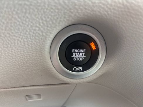 Used 2020 Chrysler Pacifica Limited w/ Advanced Safetytec Group FWD image 13