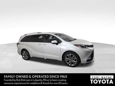 Used 2023 Toyota Sienna Platinum FWD image 5