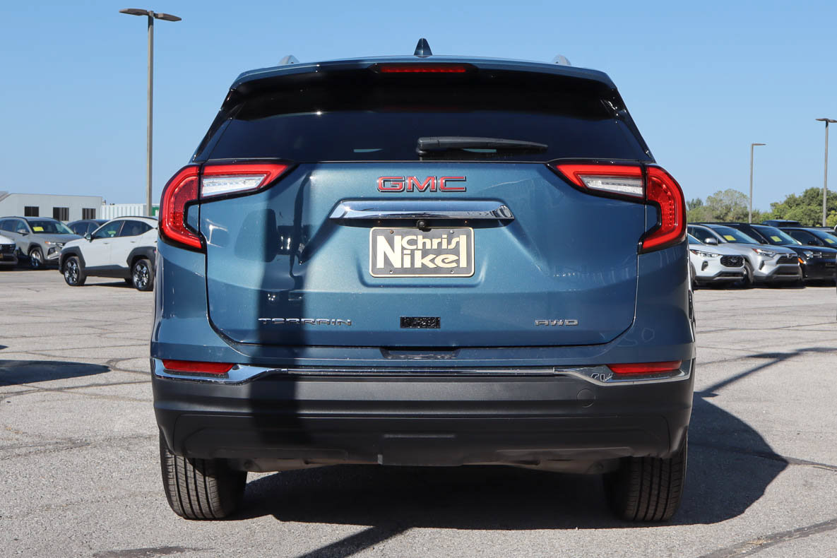 Used 2024 GMC Terrain SLT AWD/4WD image 5