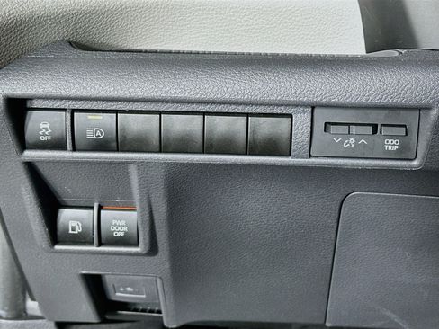 Used 2024 Toyota Sienna XLE FWD image 17