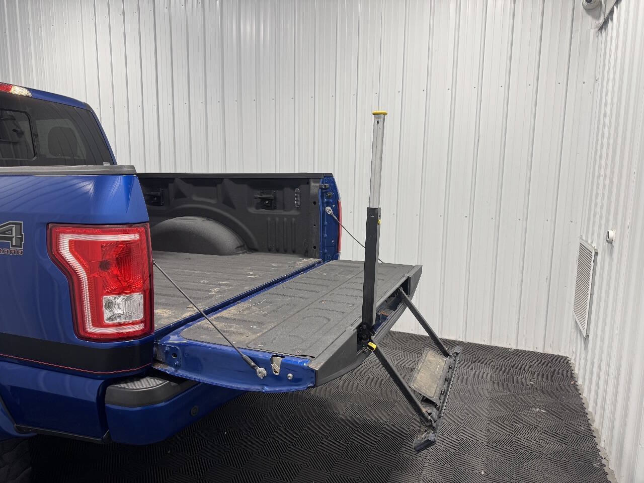 Used 2017 Ford F150 XLT w/ Equipment Group 302A Luxury AWD/4WD image 16