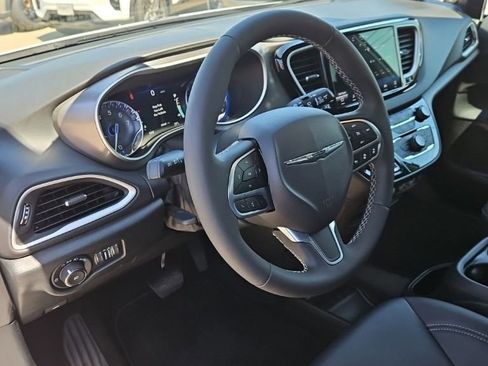 Used 2025 Chrysler Pacifica Select FWD image 15