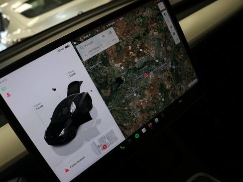 Used 2023 Tesla Model Y Long Range AWD/4WD image 25