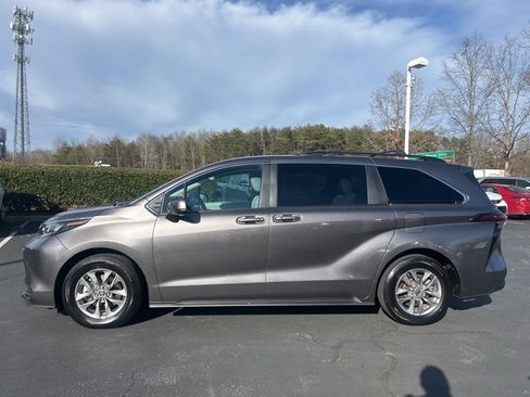 Used 2024 Toyota Sienna LE image 10