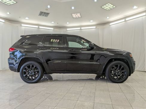 Used 2017 Jeep Grand Cherokee Altitude AWD/4WD image 11