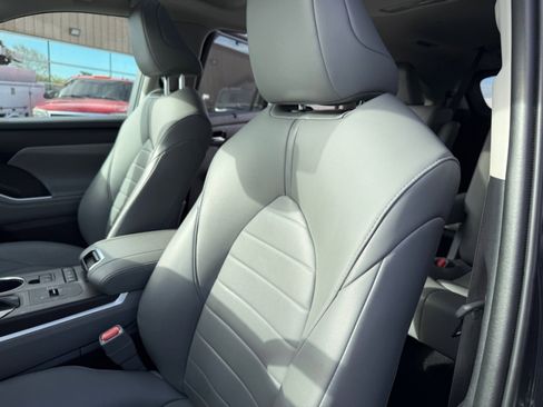 Used 2021 Toyota Highlander XLE image 17