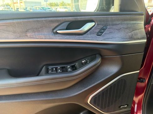 Used 2024 Jeep Grand Cherokee Limited w/ Luxury Tech Group II RWD image 17