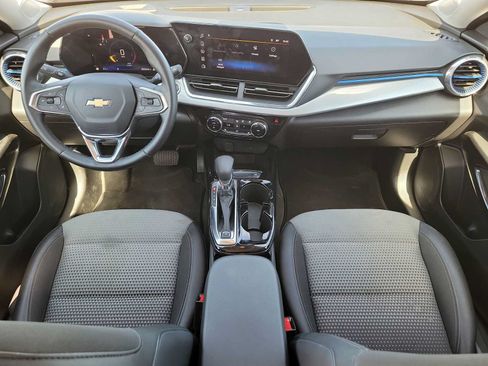 Used 2025 Chevrolet Trax LT w/ LT Convenience Package FWD image 14