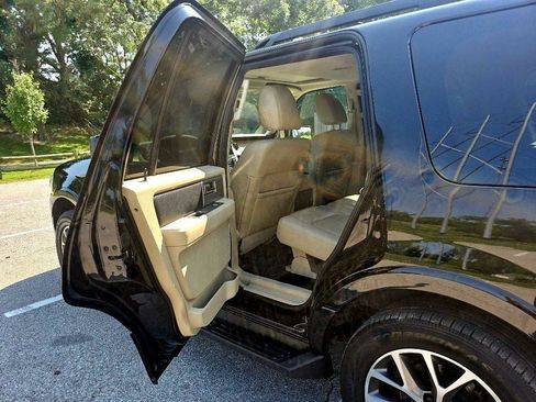 Used 2017 Ford Expedition XLT w/ Equipment Group 202A AWD/4WD image 25