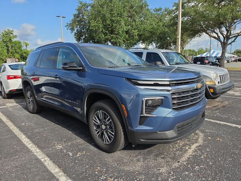 Used 2025 Chevrolet Traverse LT FWD image 2