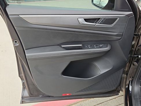 Certified 2024 Volkswagen Atlas Cross Sport SE image 11