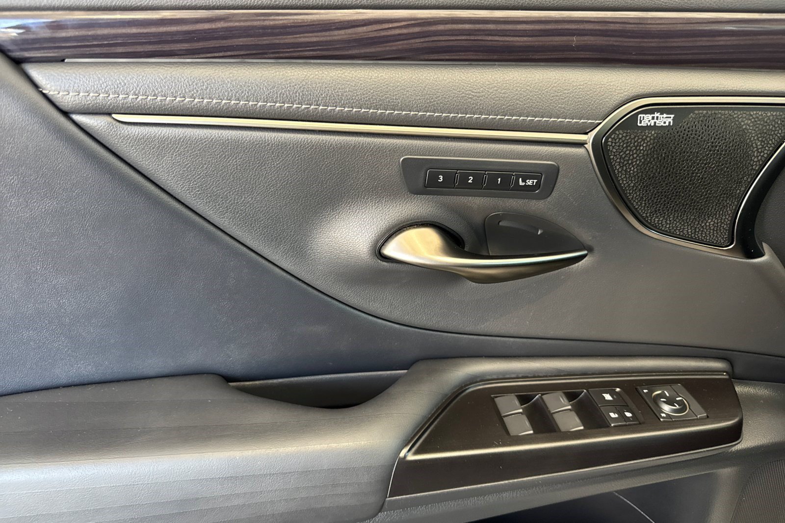 Used 2019 Lexus ES 350 w/ Accessory Package FWD image 12