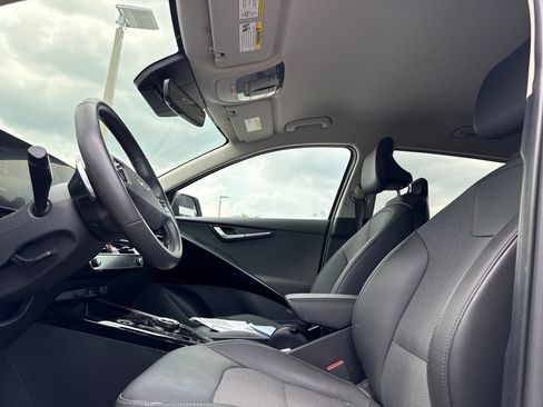 Certified 2024 Kia Niro EX FWD image 3