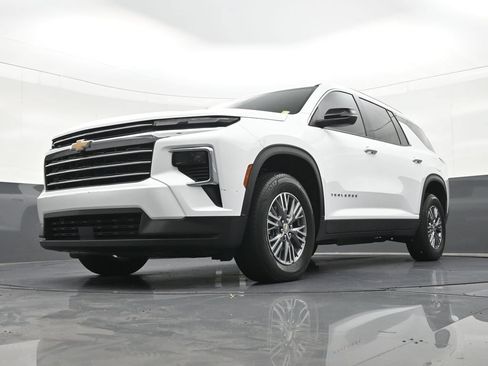 Used 2025 Chevrolet Traverse LT FWD image 25