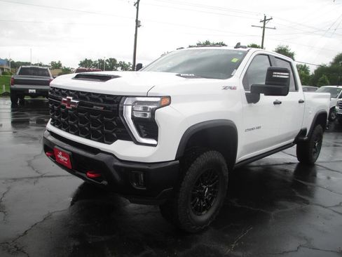 Used 2026 Chevrolet Silverado 2500 ZR2 AWD/4WD image 11