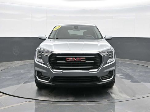 Used 2024 GMC Terrain SLE image 3