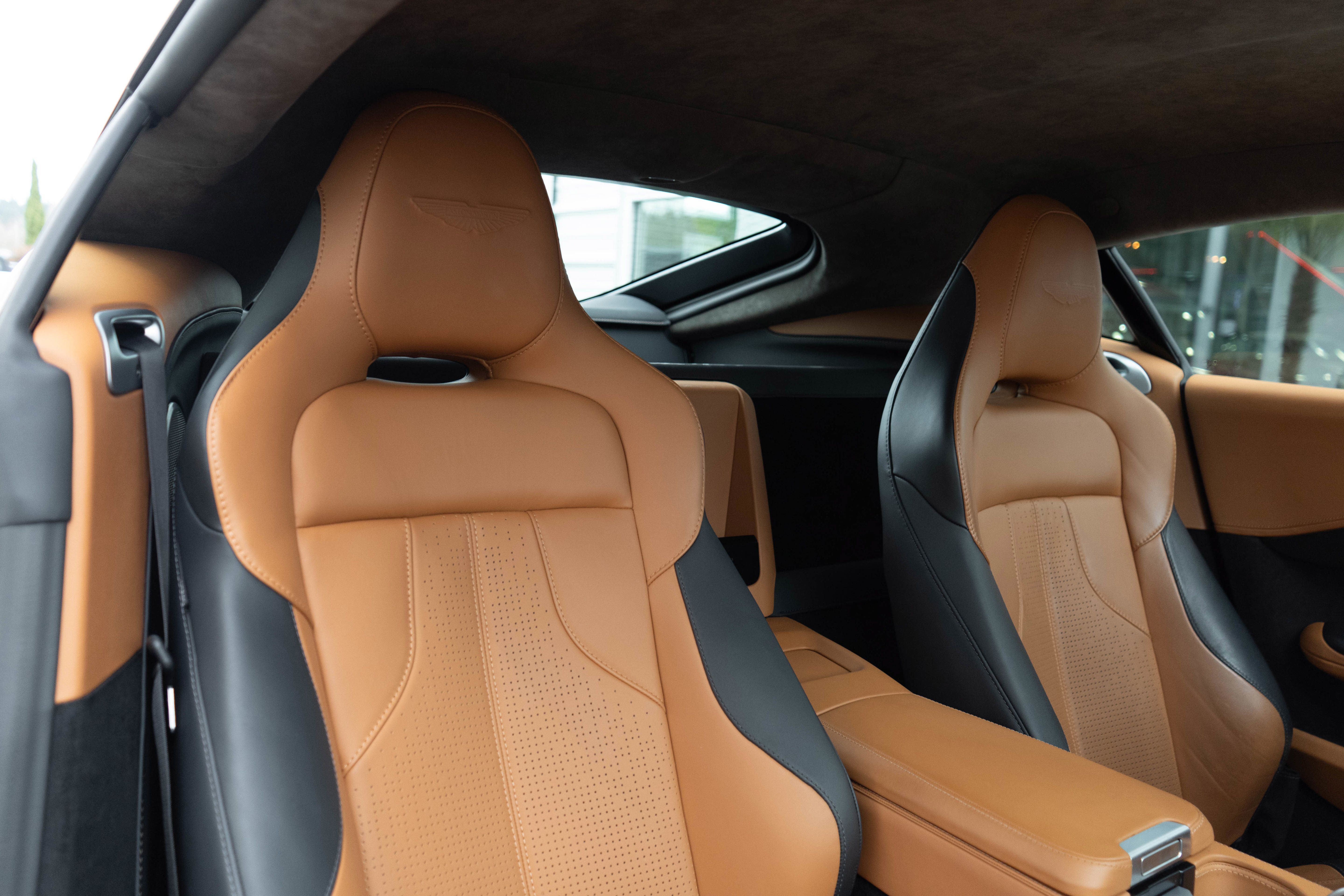 Used 2025 Aston Martin V8 Vantage Coupe RWD image 25