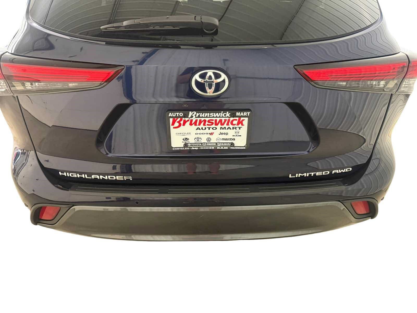 Certified 2021 Toyota Highlander Limited AWD/4WD image 16