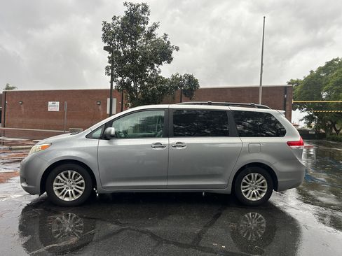 Used 2012 Toyota Sienna XLE image 23