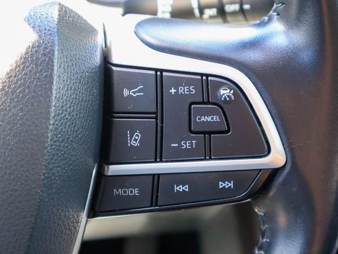 Used 2023 Toyota Highlander XLE AWD/4WD image 17