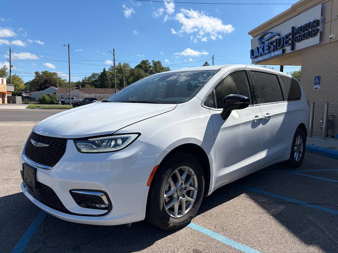 Used 2025 Chrysler Pacifica Select FWD image 1