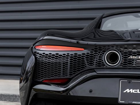 Used 2025 McLaren Artura image 13