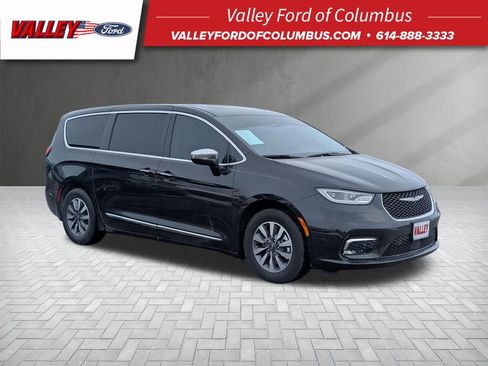 Used 2023 Chrysler Pacifica Limited image 1