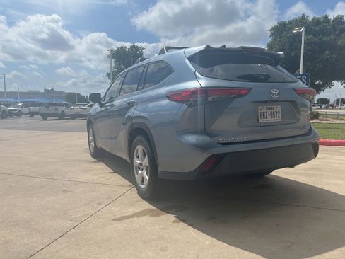 Used 2022 Toyota Highlander LE FWD image 2