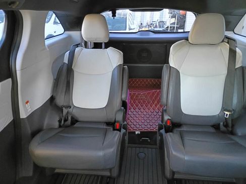 Used 2022 Toyota Sienna XSE image 17