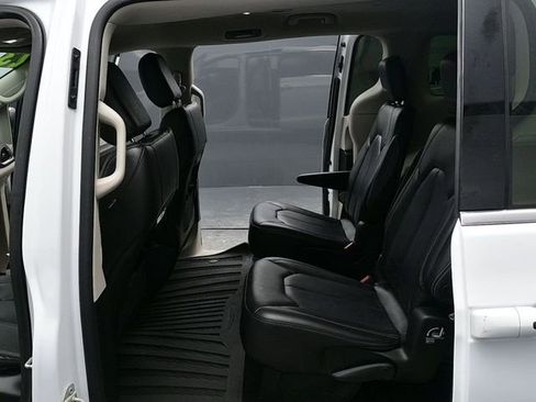 Used 2023 Chrysler Pacifica Touring-L image 12