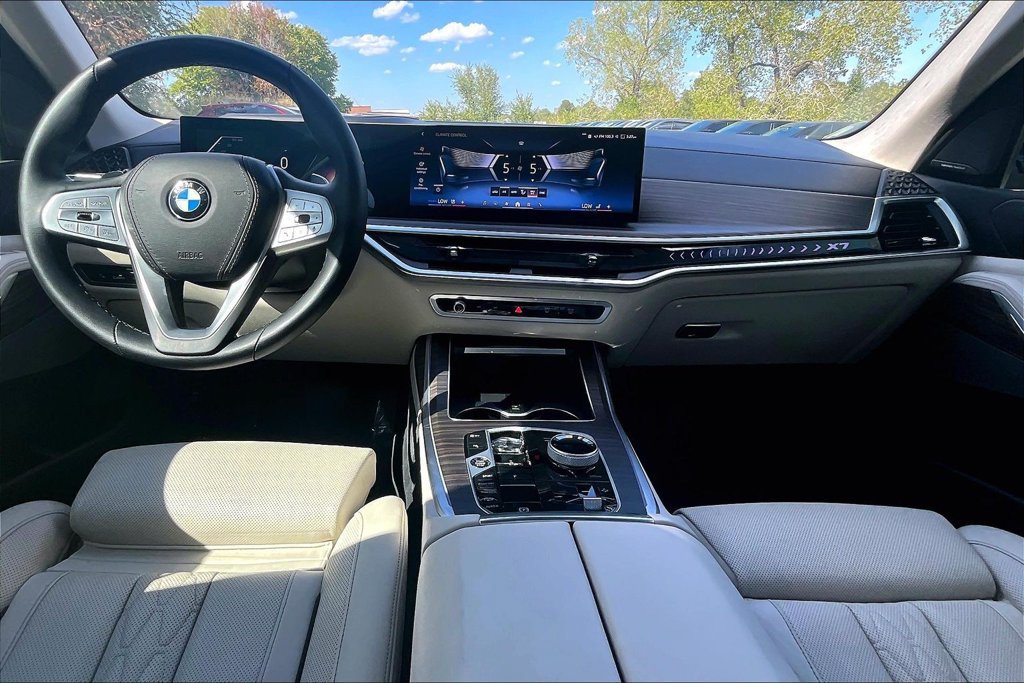 Used 2025 BMW X7 xDrive40i w/ Premium Package AWD/4WD image 18