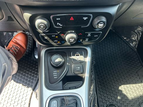 Used 2018 Jeep Compass Latitude w/ Popular Equipment Group AWD/4WD image 18
