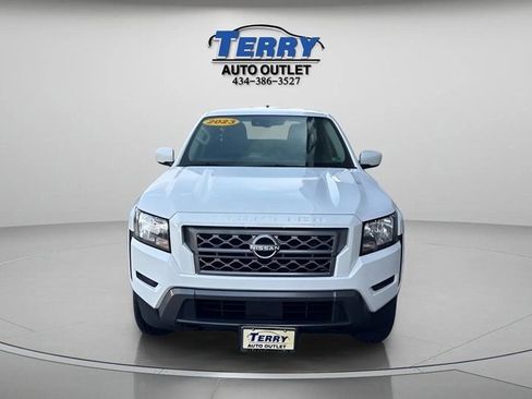 Used 2023 Nissan Frontier SV image 3