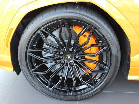 Used 2025 Lamborghini Urus SE AWD/4WD image 28