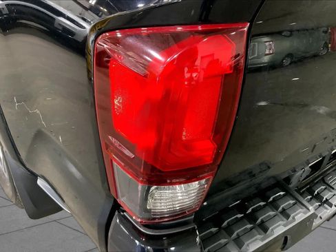 Used 2018 Toyota Tacoma TRD Sport AWD/4WD image 29