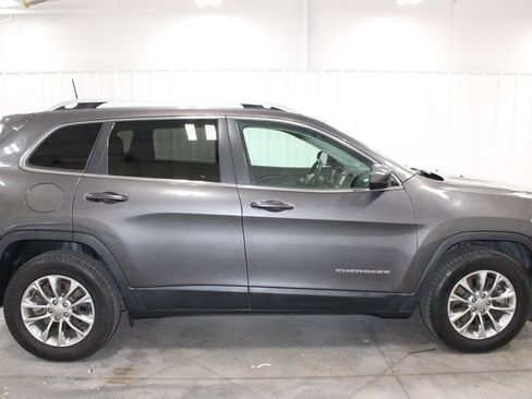 Used 2019 Jeep Cherokee Latitude Plus w/ Cold Weather Group AWD/4WD image 11
