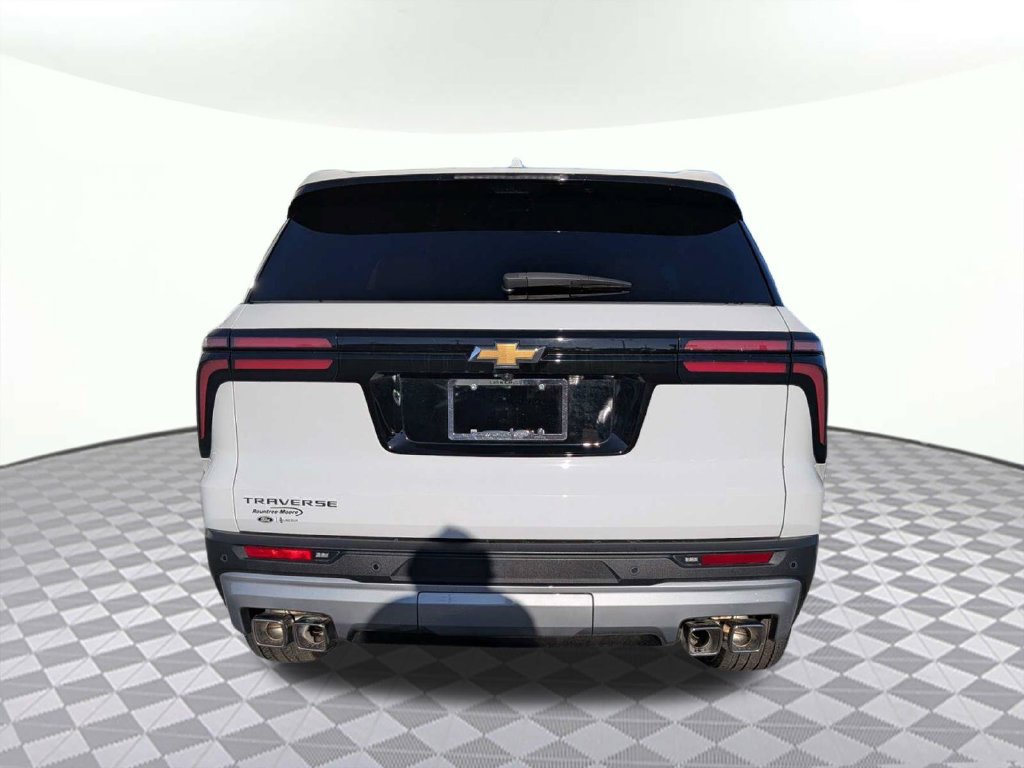 Used 2026 Chevrolet Traverse LT w/ Driver Confidence Package FWD image 4