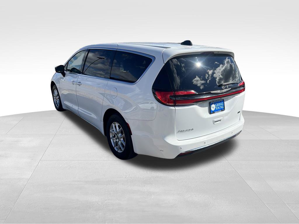 Used 2023 Chrysler Pacifica Touring-L FWD image 4
