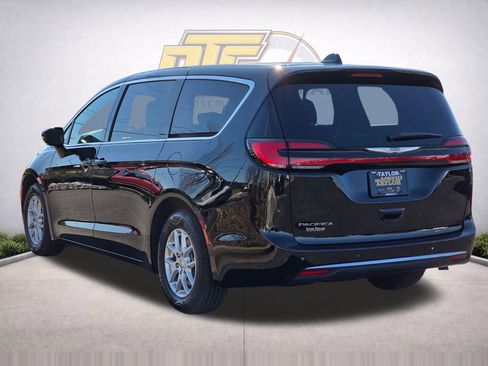 Used 2025 Chrysler Pacifica Select FWD image 7
