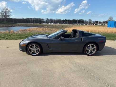 Used 2010 Chevrolet Corvette Coupe w/ 1LT RWD image 7