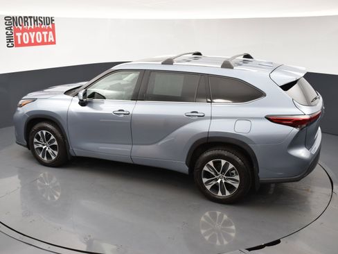 Used 2021 Toyota Highlander XLE AWD/4WD image 23