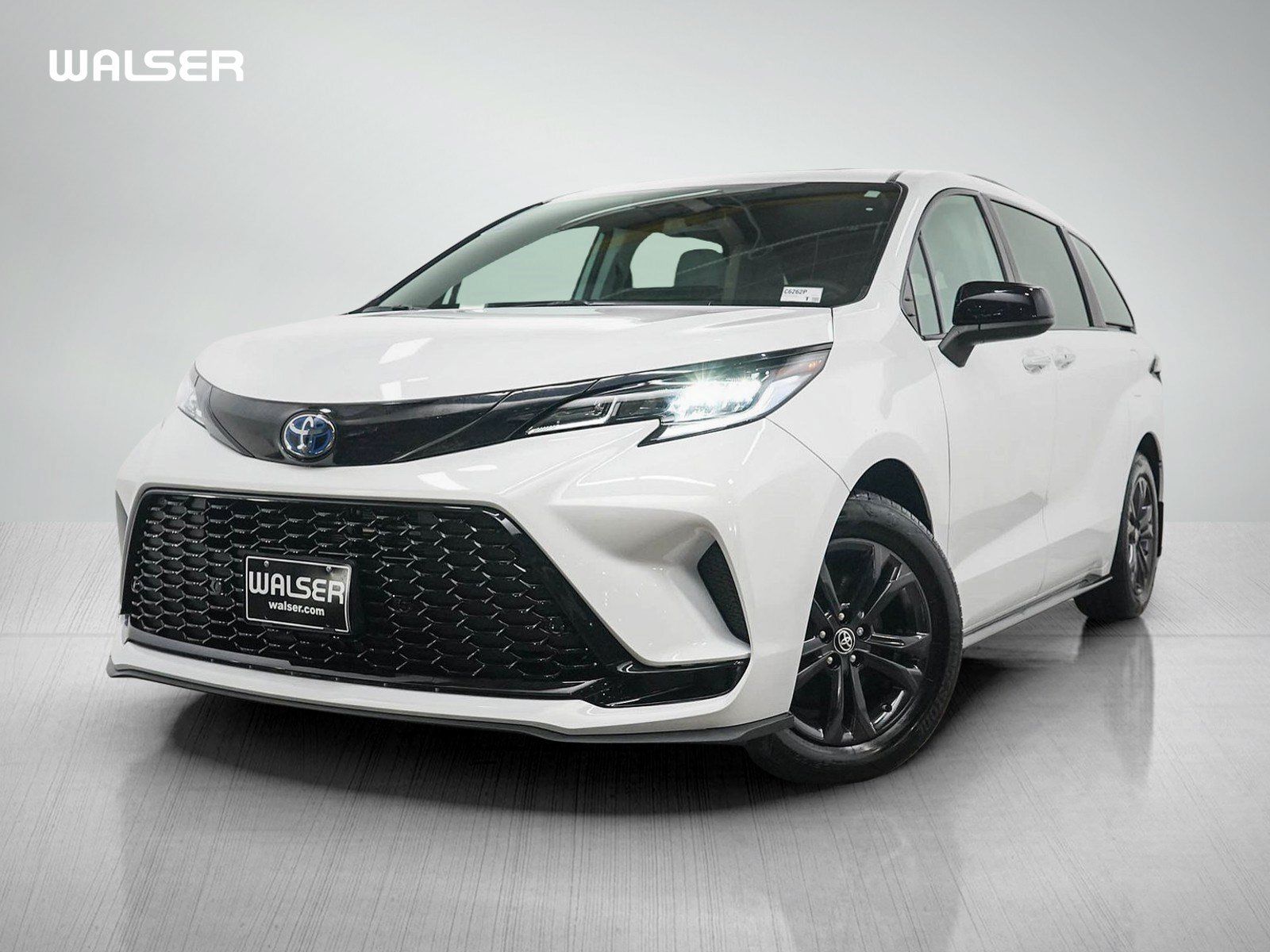 Used 2025 Toyota Sienna XSE AWD/4WD image 1