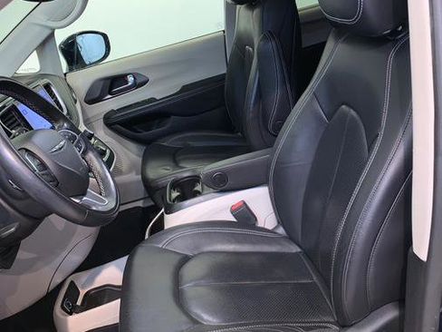 Used 2022 Chrysler Pacifica Touring-L w/ Uconnect Theater Family Group image 16