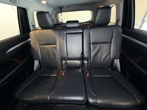 Used 2019 Toyota Highlander XLE image 24