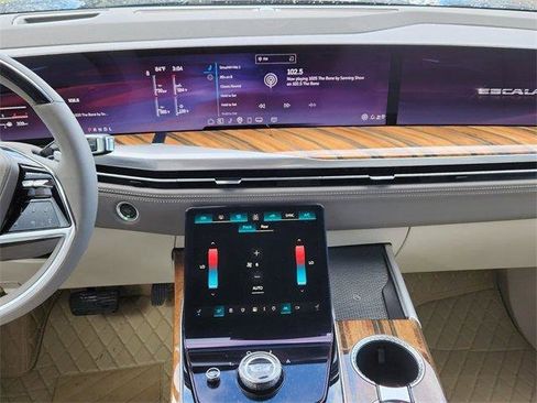 Certified 2025 Cadillac Escalade Premium Luxury Platinum image 17
