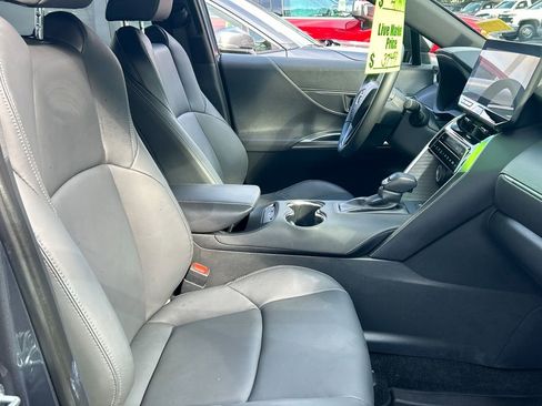 Used 2024 Toyota Venza XLE image 28