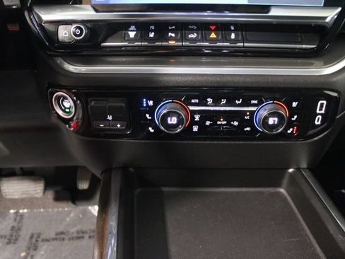 Used 2024 Chevrolet Silverado 2500 High Country w/ High Country Premium Package AWD/4WD image 35