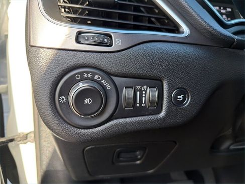 Used 2019 Jeep Cherokee Latitude Plus w/ Comfort/Convenience Group image 17