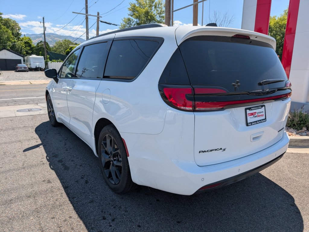 Used 2025 Chrysler Pacifica Limited FWD image 6