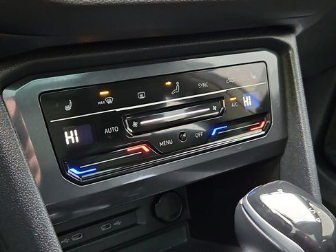 Used 2022 Volkswagen Tiguan SE image 21